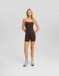 BERSHKA: Nahtloser Radler-Jumpsuit mit Trägern und Kastenausschnitt